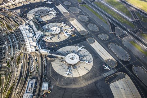 New york newark international - ニューアーク・リバティ国際空港は3つの旅客ターミナルが設けられている。. ターミナルAおよびターミナルBは 1973年 に完成し、最上階が出発、中階が到着、地上階が航空業務に当てられている3層構造からなっている。. 各ターミナル間は エア …